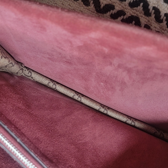 Beautiful pre-owned authentic Gucci shoulder bag. - Picture 15 of 16